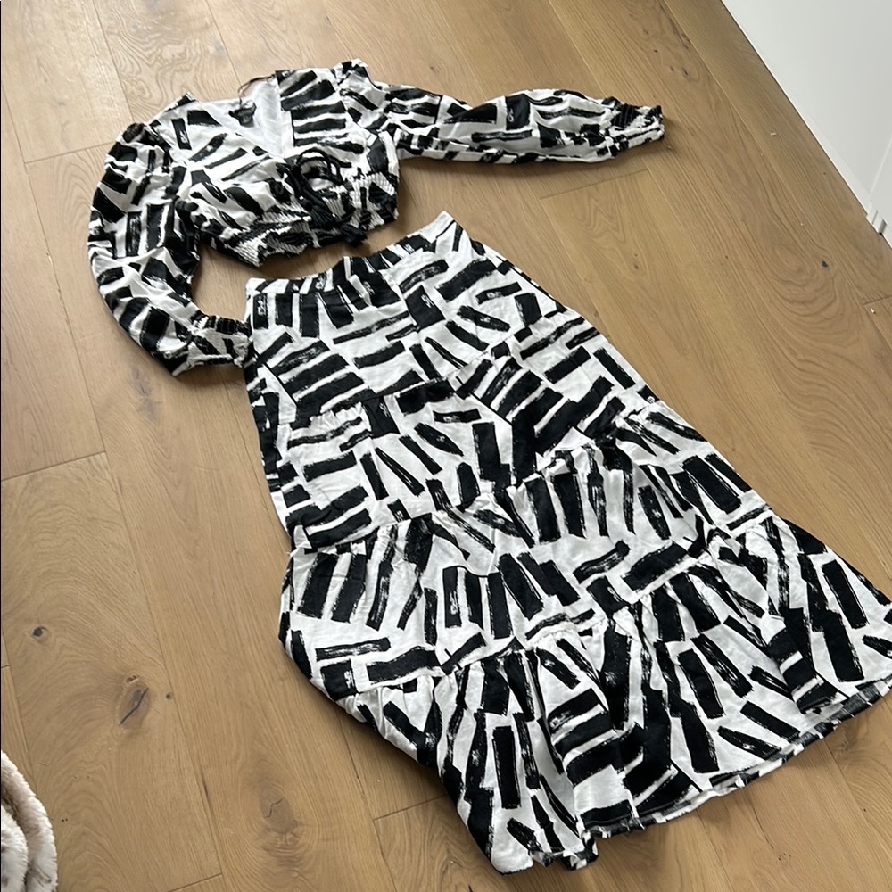 Black and White Patterned Women's Set | Size Small